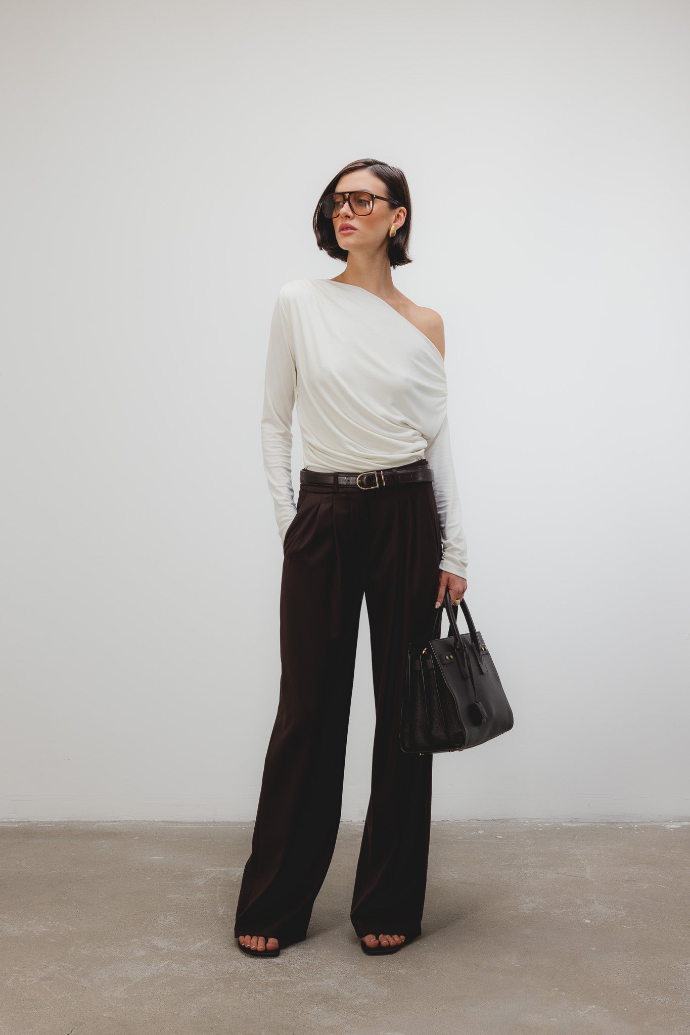 Bluzka z miękkiej dzianiny z długim rękawem i subtelnym marszczeniem na ramieniu. Elegancka i wygodna, idealna do codziennych oraz bardziej formalnych stylizacji.