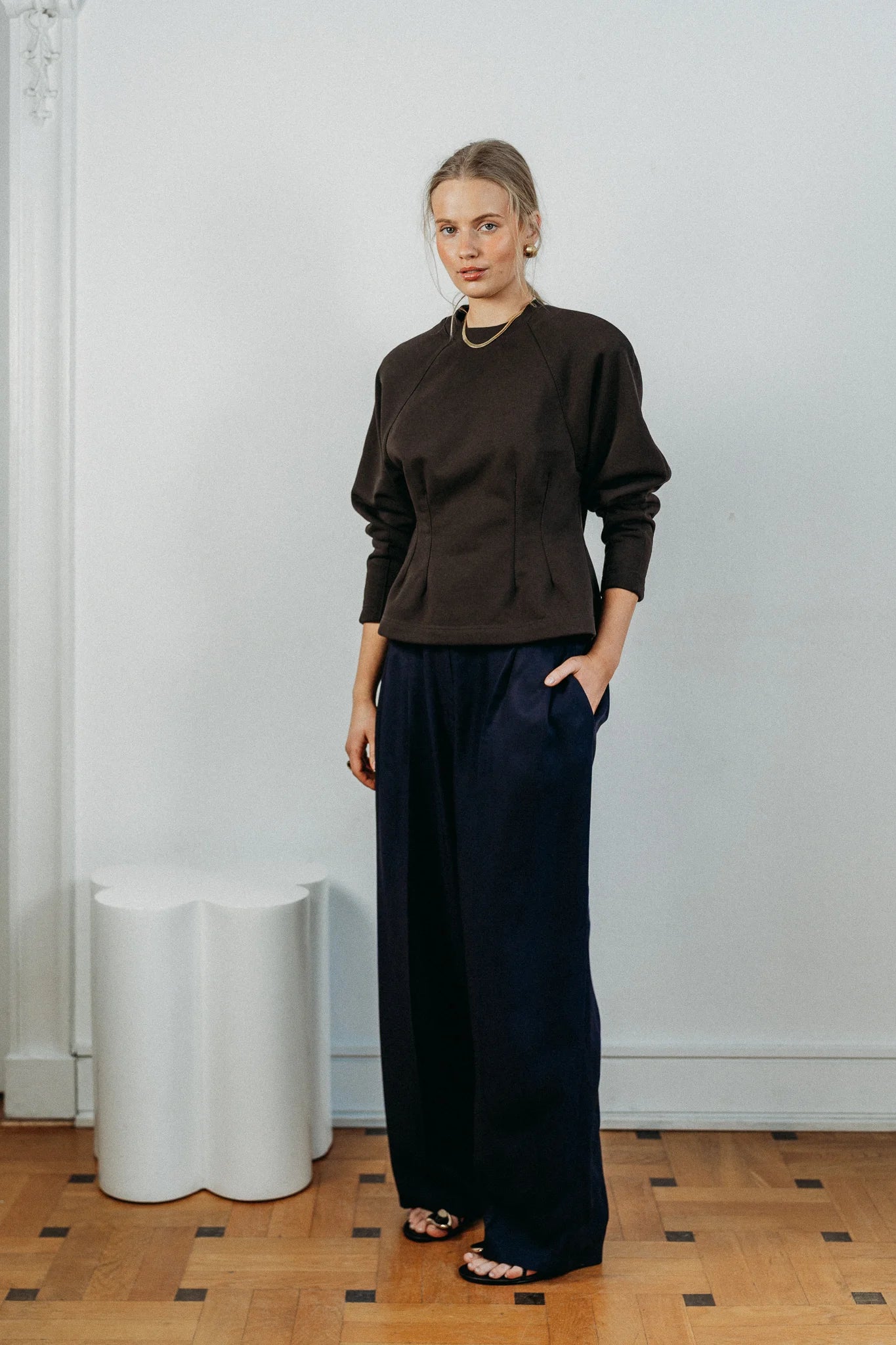 Bluza brązowa Ease widok całej sylwetki