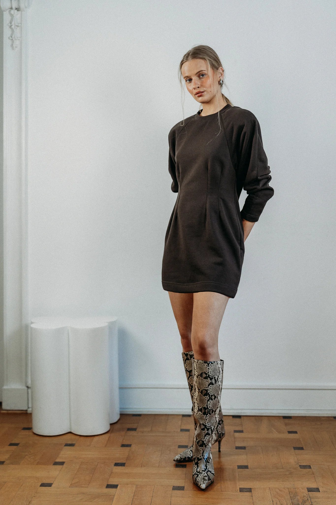 Brązowa sukienka Ease widok całej sylwetki