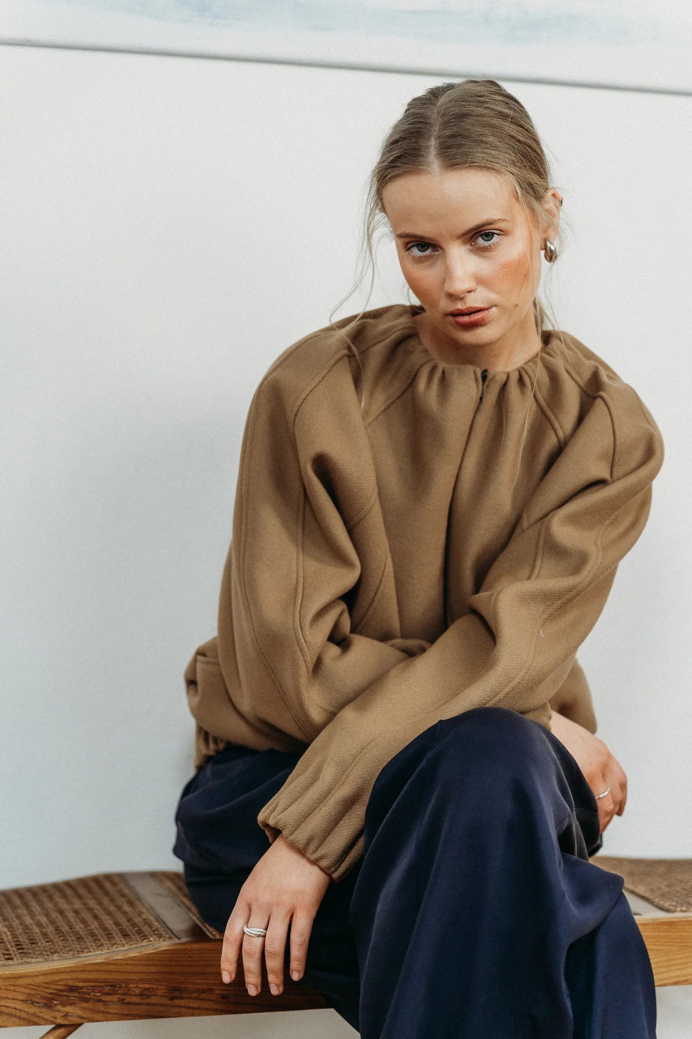 kurtka Bomber Soft Structure zbliżenie na marszczenie przy kołnierzu