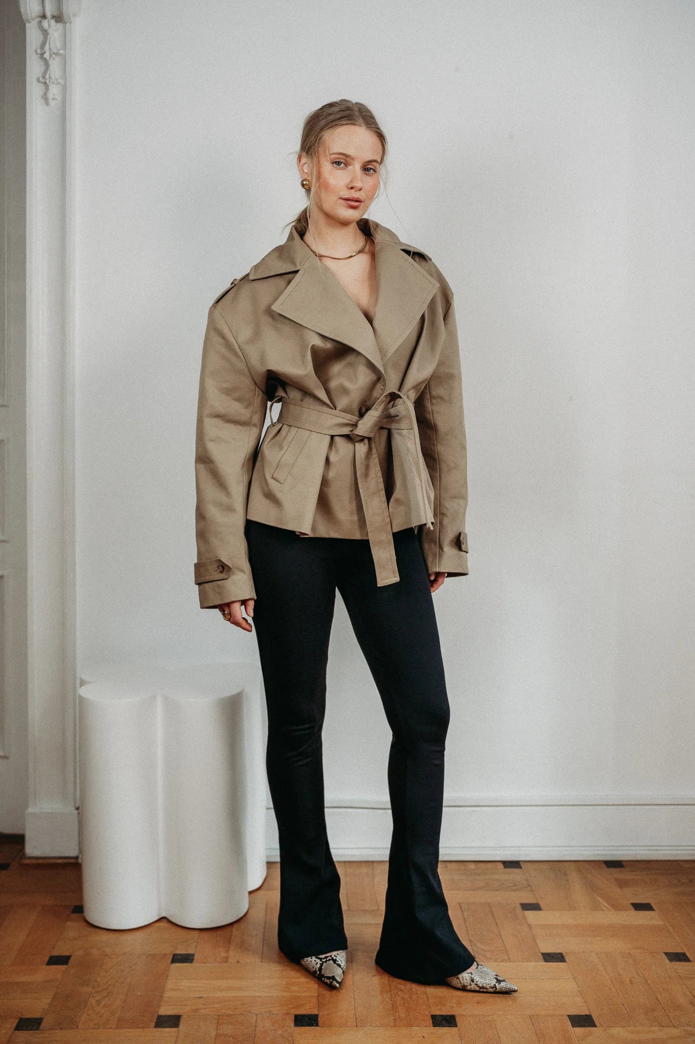 Czarne legginsy Sculpt i trencz Cinched cala sylwetka widok przod