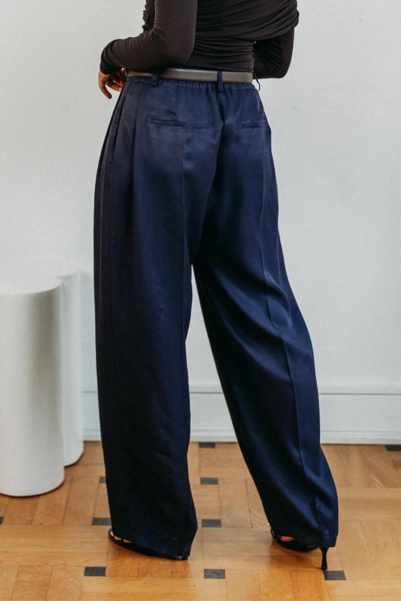 Granatowe spodnie Drift widok z tyłu