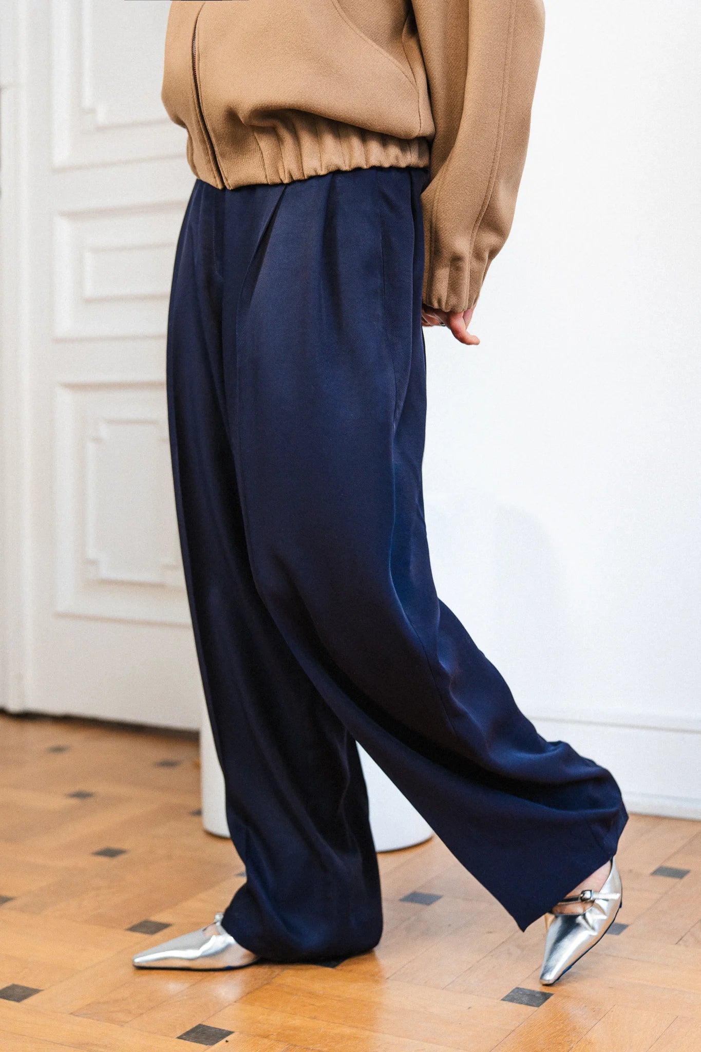 Granatowe spodnie Drift widok z boku