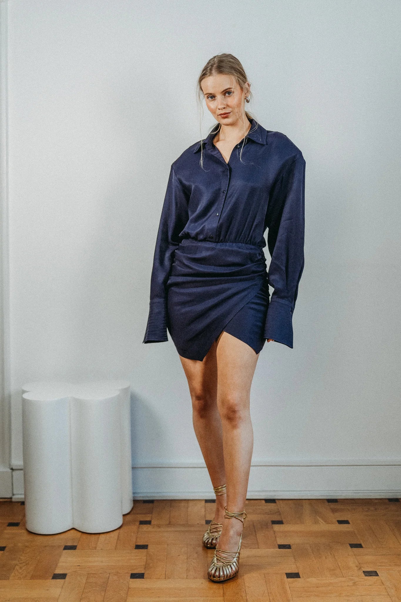 koszulowa sukienka Drift granatowa widok całej sylwetki