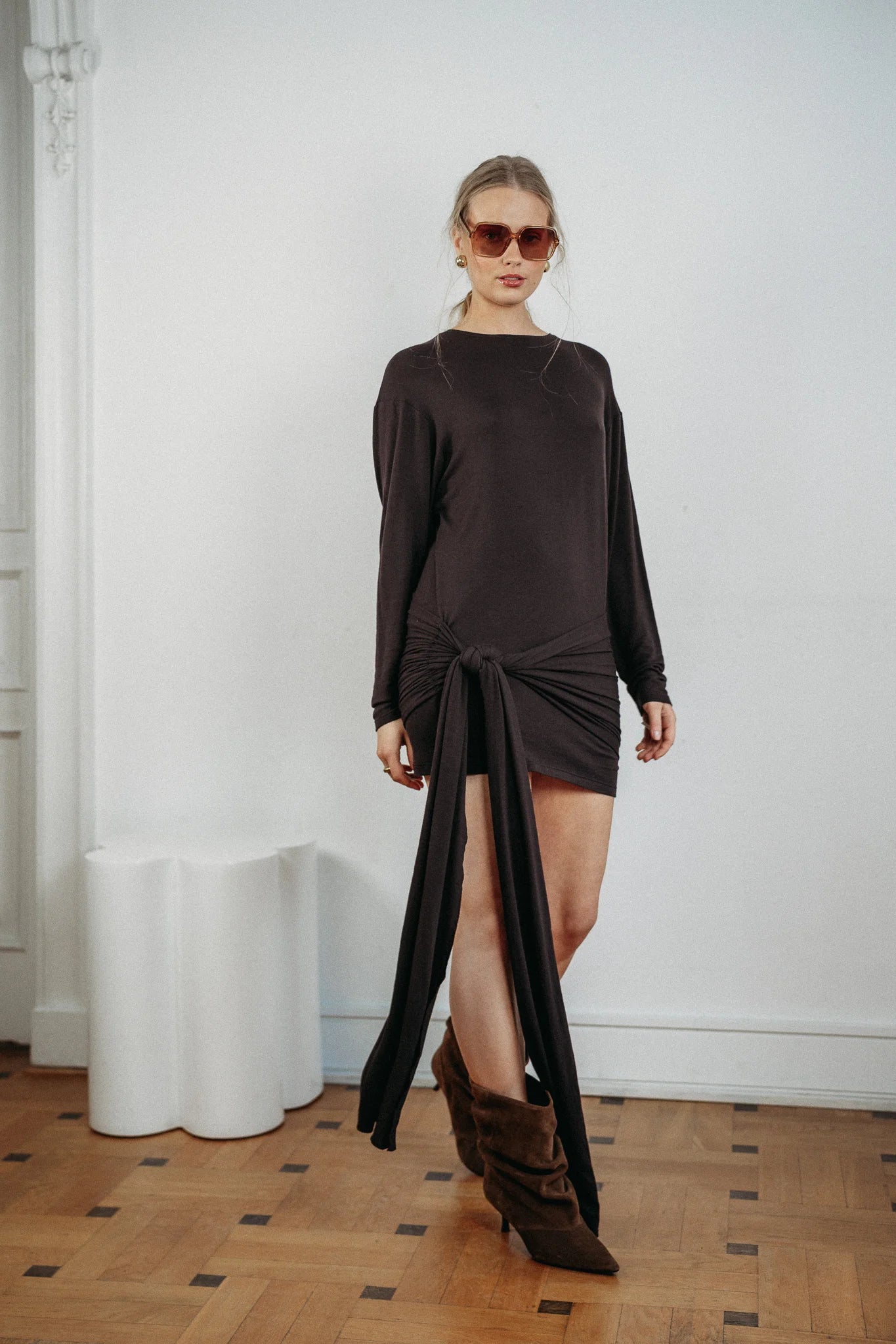 Brązowa sukienka Melt widok całej sylwetki