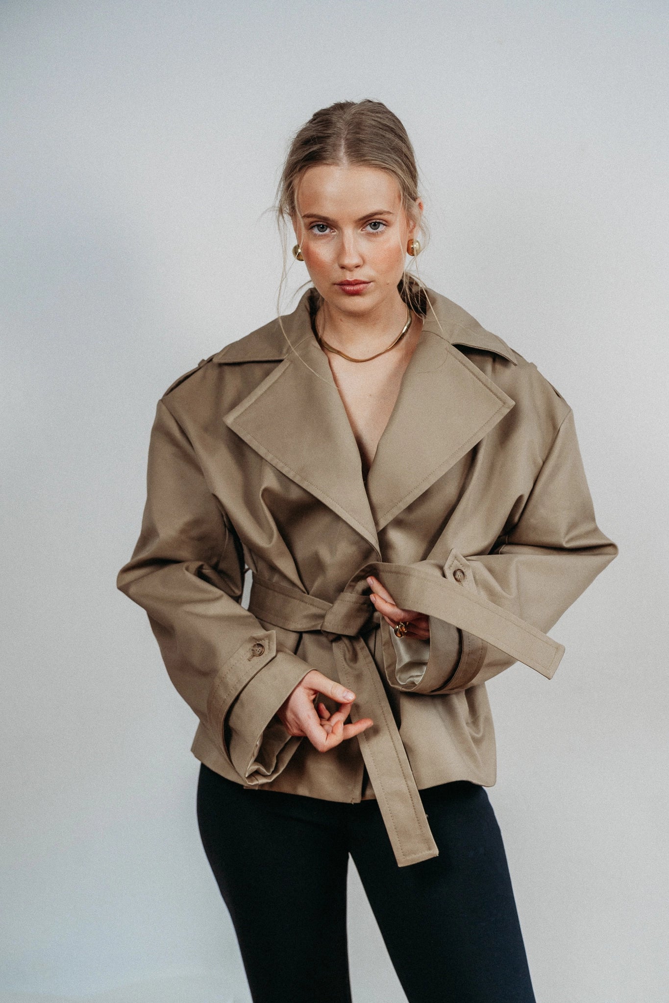 któtki trench Cinched widok przód