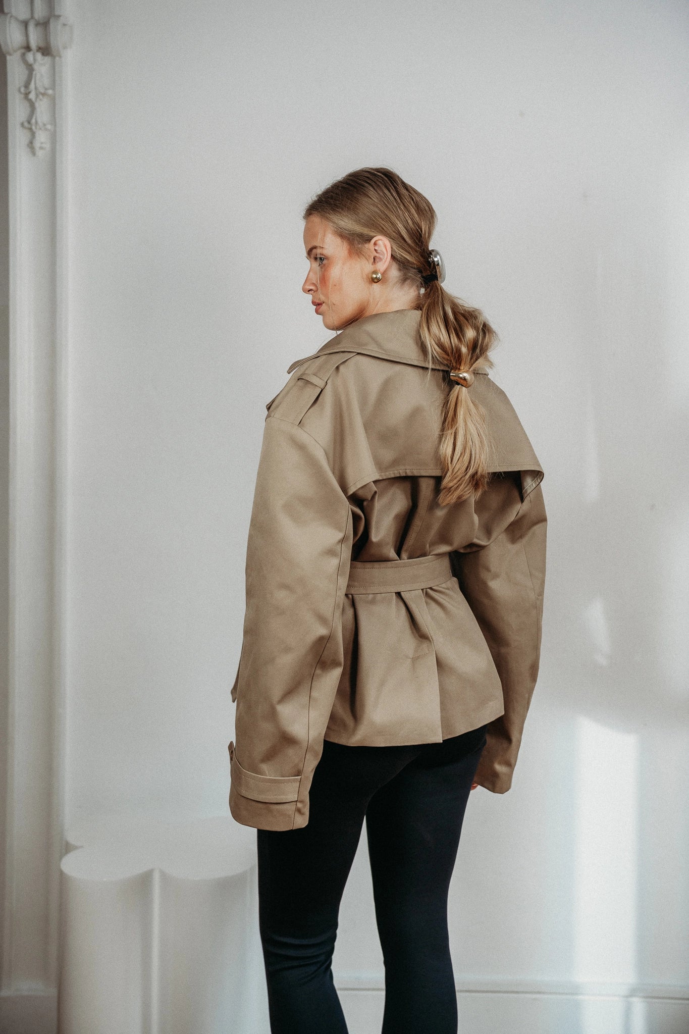 krótki trencz Cinched widok tył