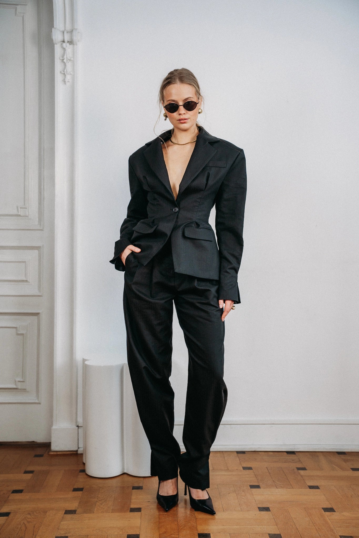 Precision czarny garnitur damski – marynarka i spodnie, widok przód