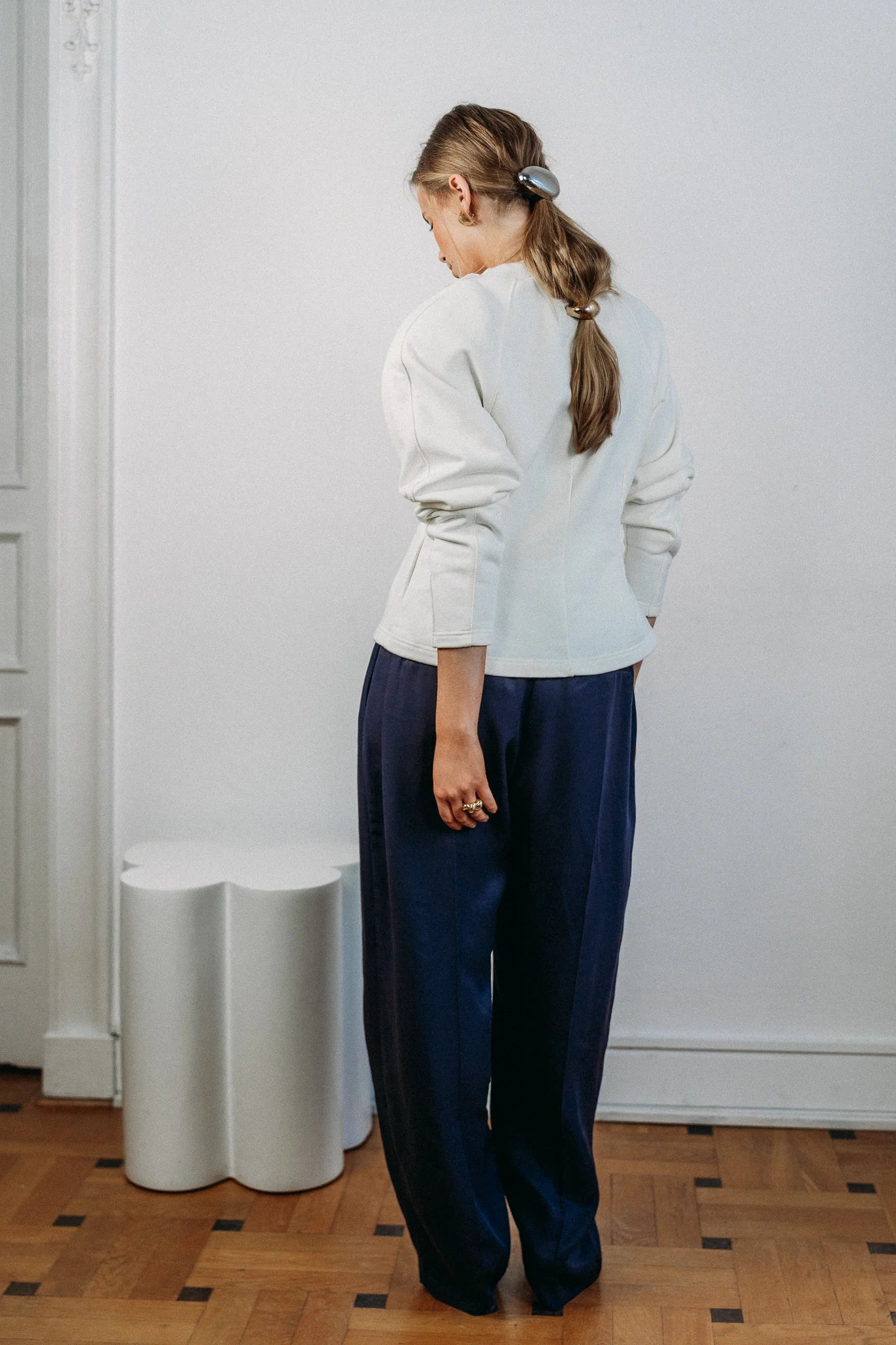 bluza biała Ease cała sylwetka widok z tyłu