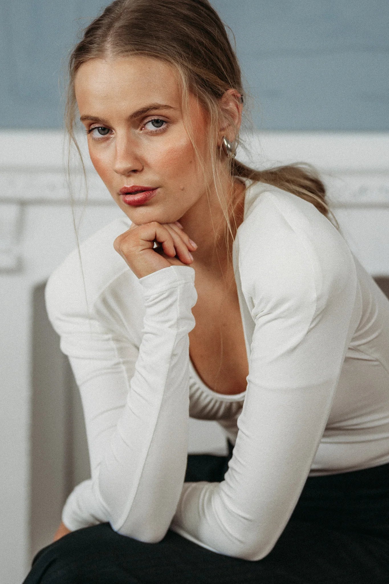 Biały top Pulse zbliżenie na ramiona