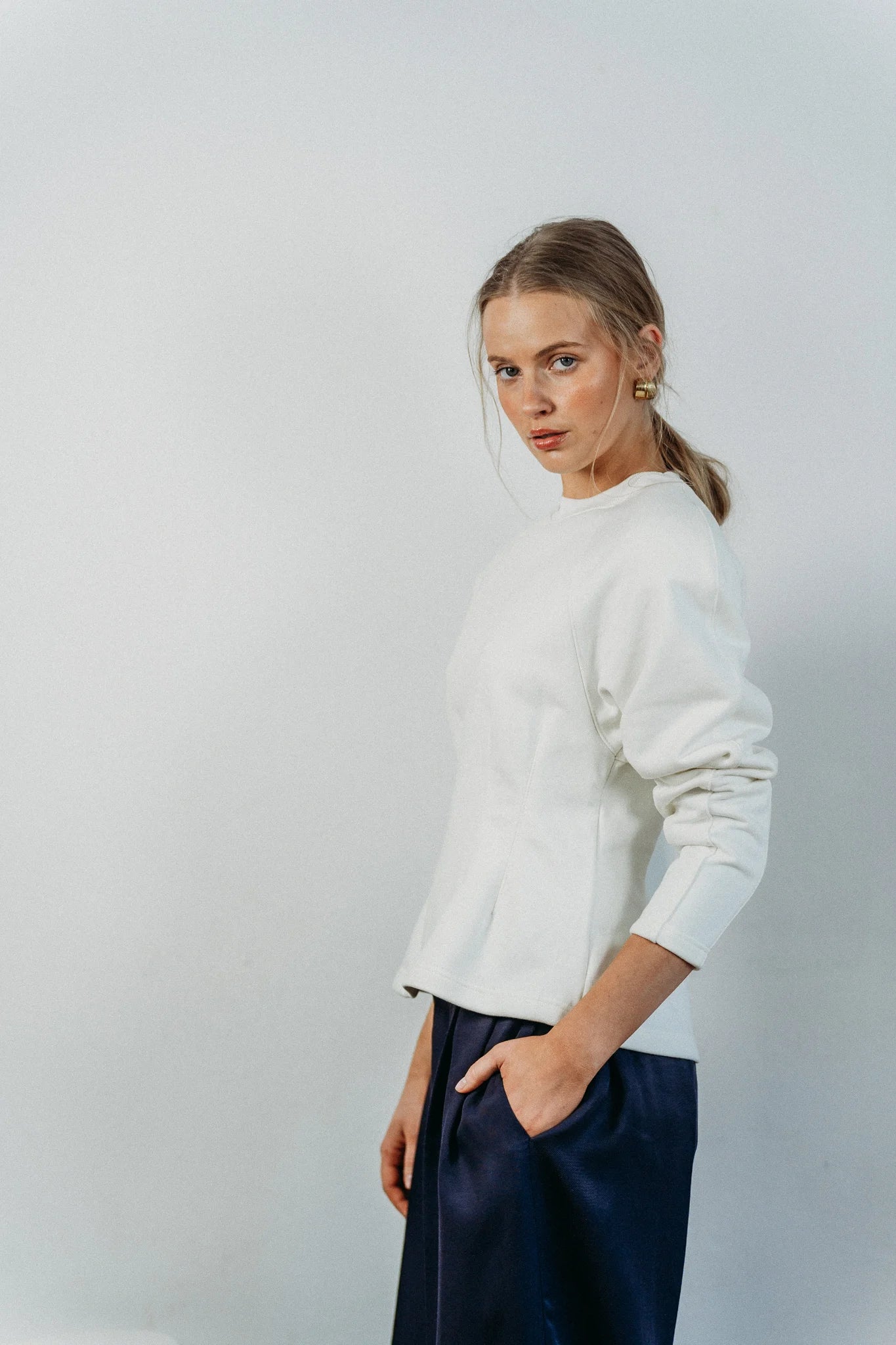 biała bluza Ease widok z boku 