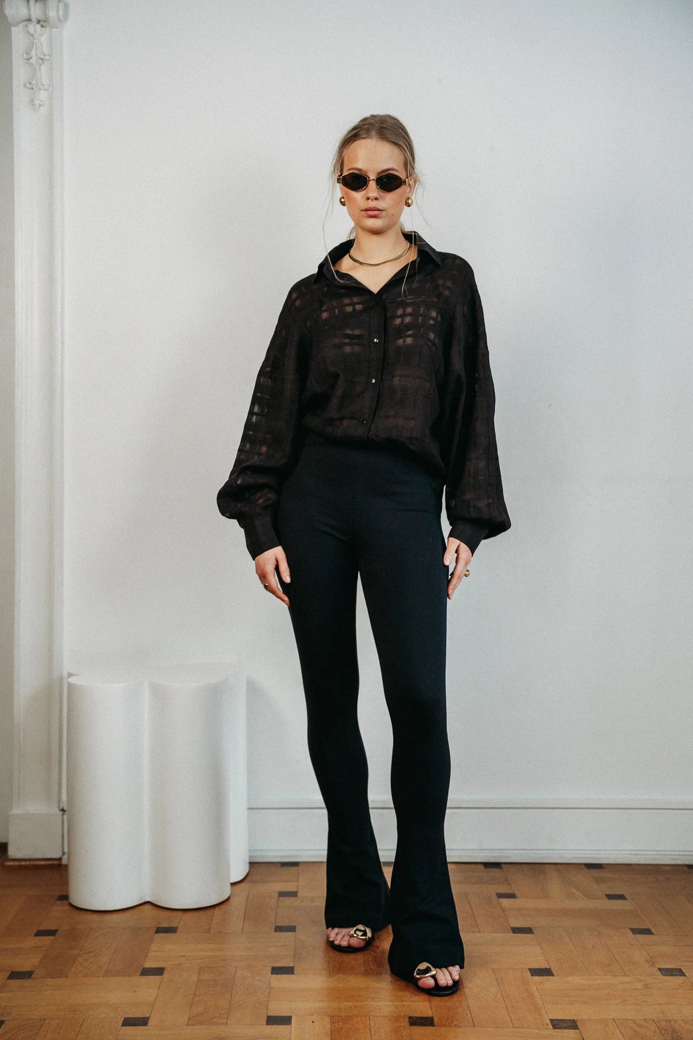 czarna koszula Veil i czarne legginsy Sculpt widok przodem 