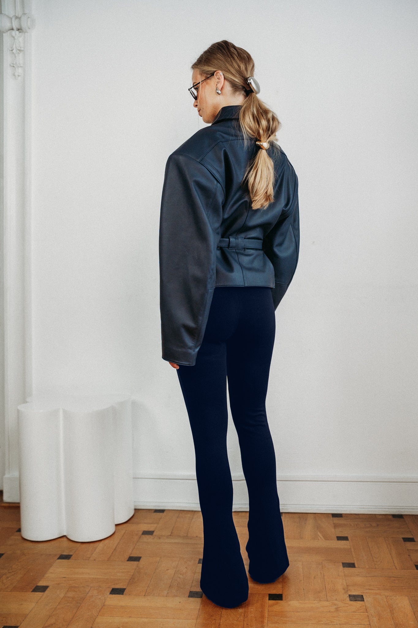 Granatowe legginsy Sculpt i granatowa kurtka skórzana Command widok całej sylwetki tyłem