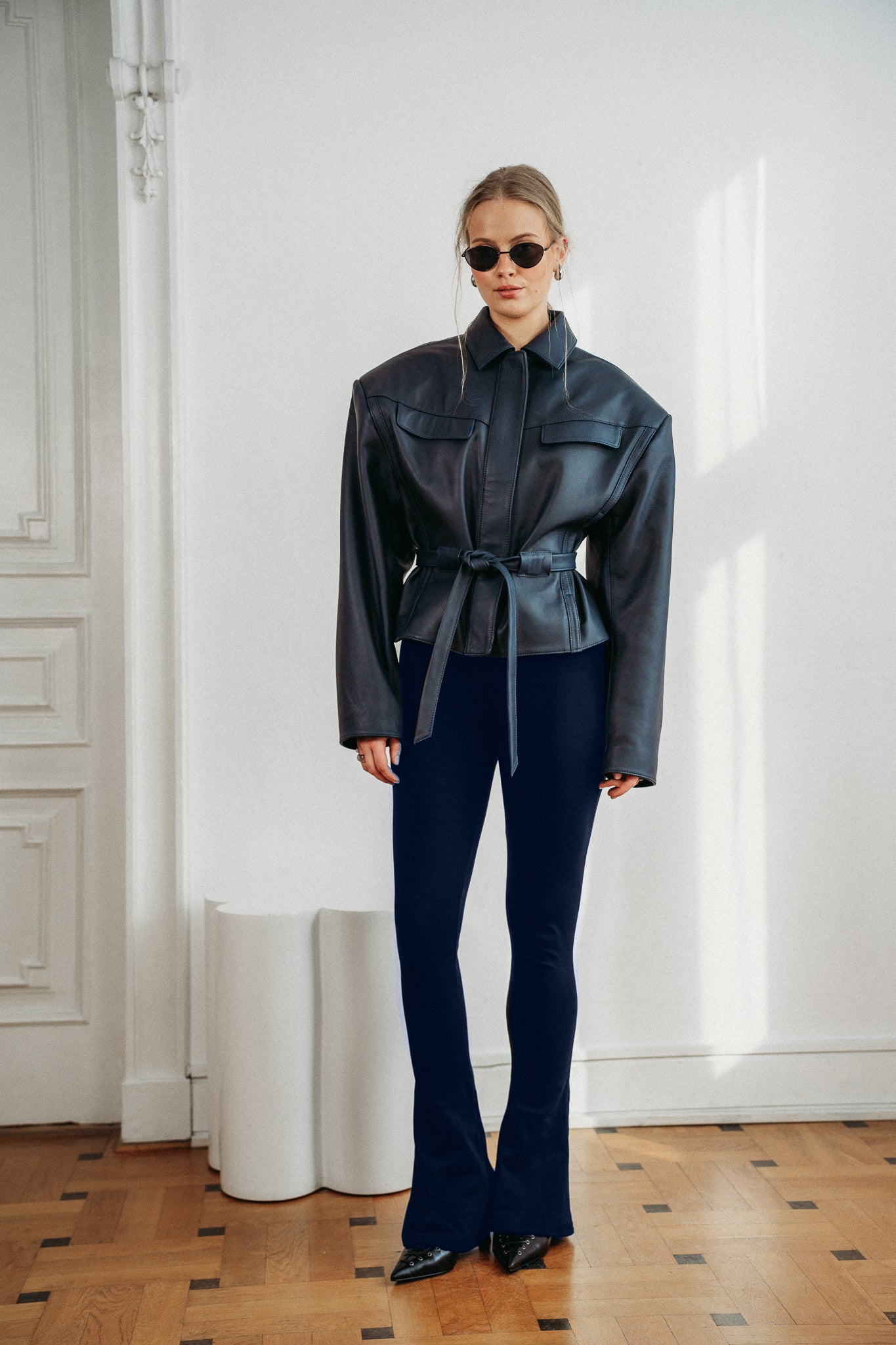 Granatowe legginsy Sculpt i granatowa kurtka skórzana Command widok całej sylwetki 