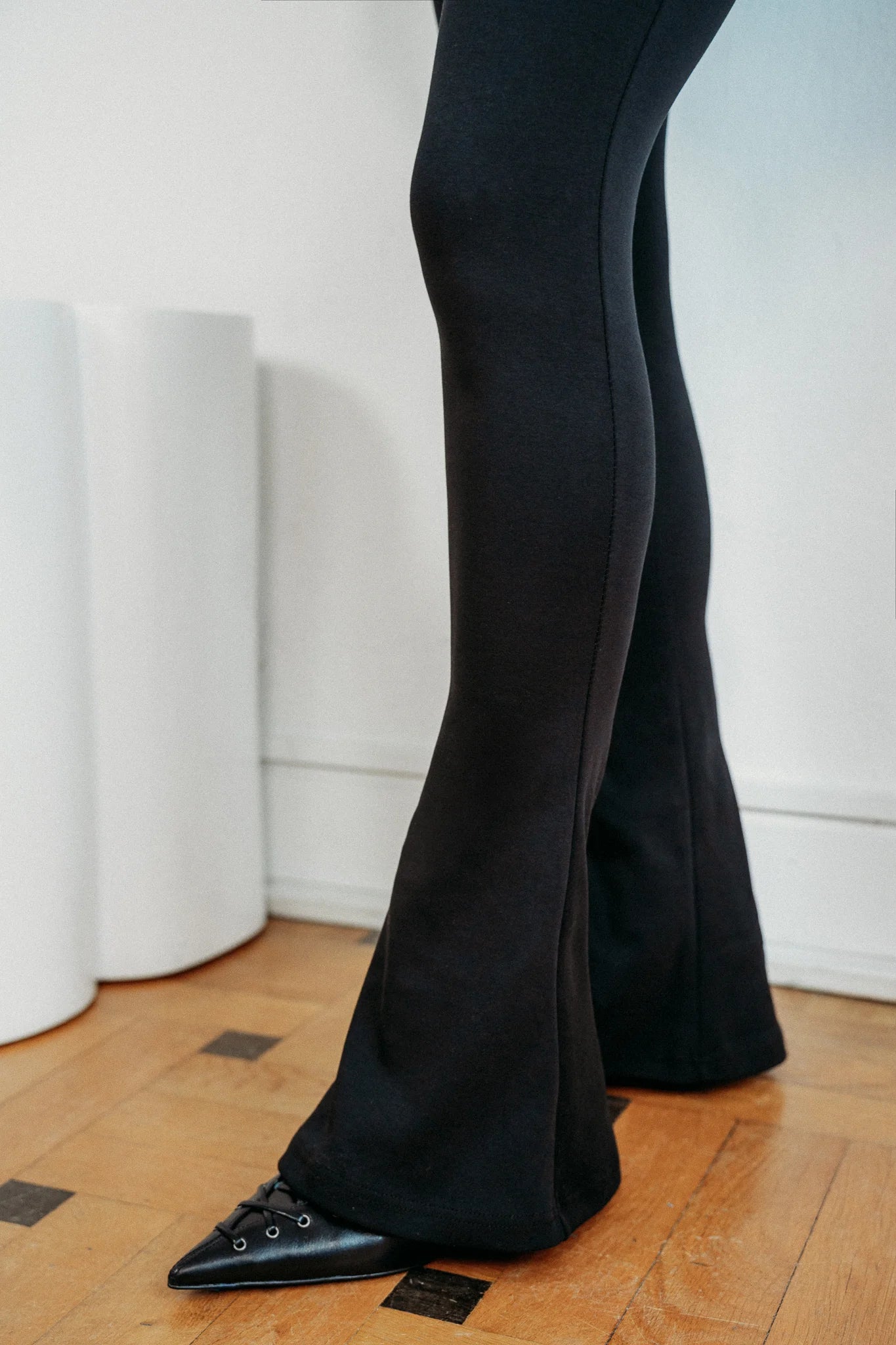 Czarne legginsy Sculpt zblizenie na nogawke