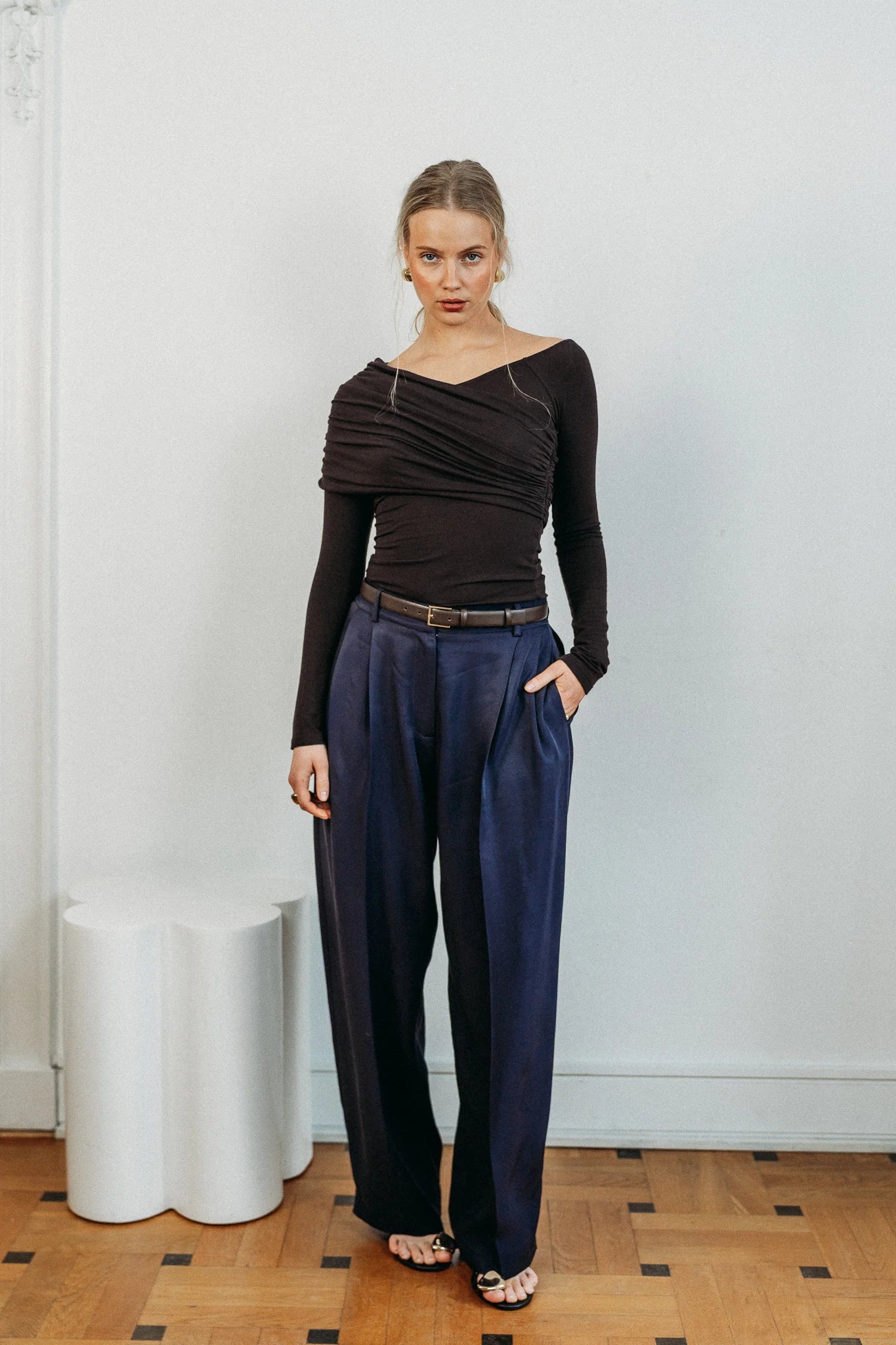 Brązowy top Melt i granatowe spodnie Drift widok całej sylwetki