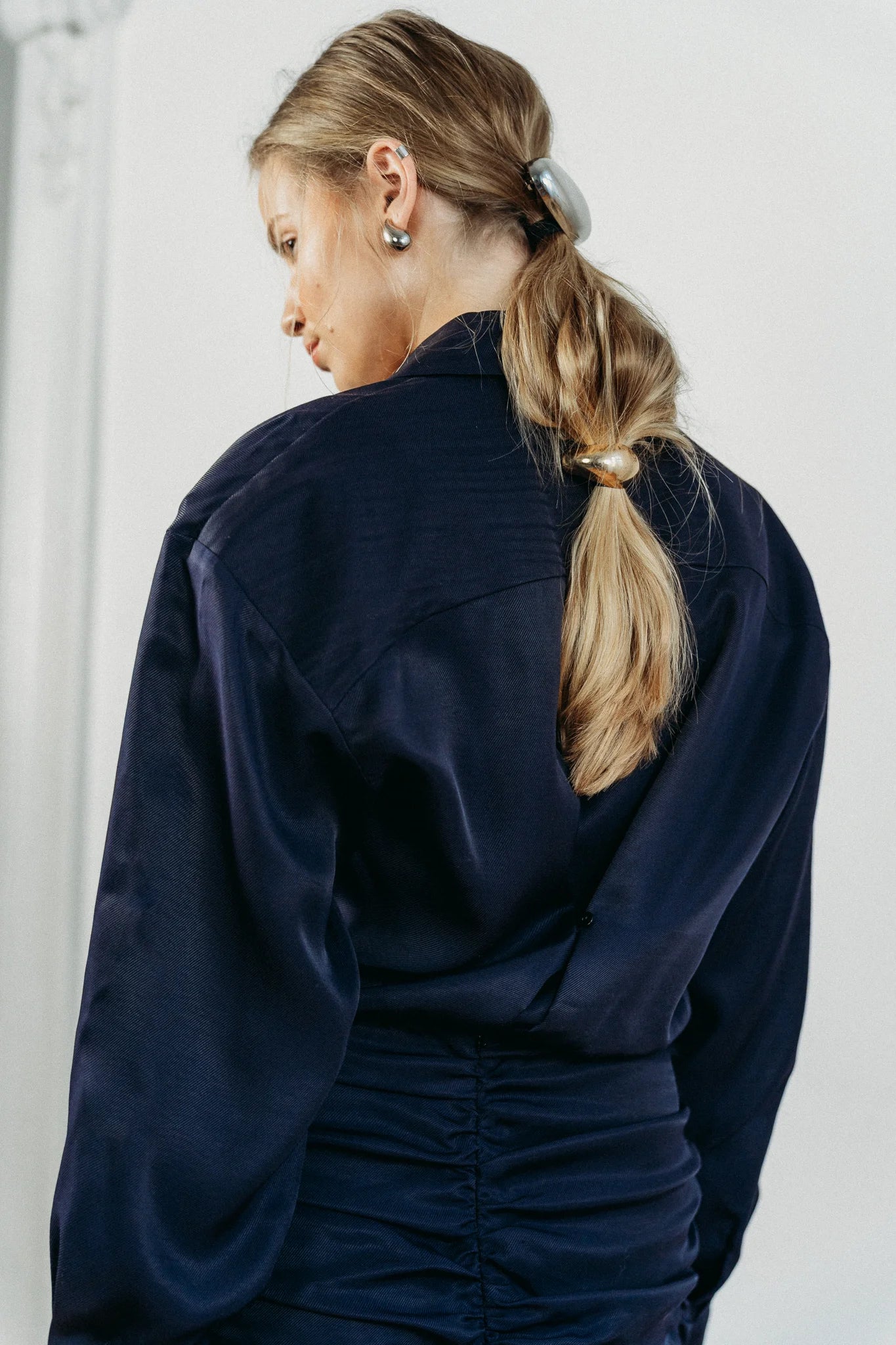 koszulowa sukienka Drift granatowa widok z tyłu zbliżenie na materiał i marszczenie